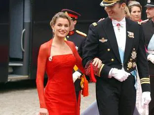 17 años del inolvidable vestido rojo de Lorenzo Caprile de Letizia Ortiz en la boda de Federico de Dinamarca y Mary Donaldson: el día que una periodista se coronó como reina de estilo entre las royals europeas