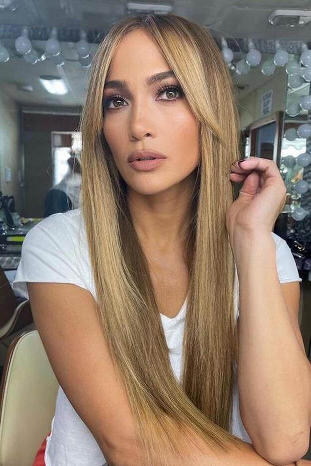 Este flequillo abierto y natural es muy fácil de llevar y rejuvenece el rostro a los 50 de forma inmediata, ¡Palabra de Jennifer López!
