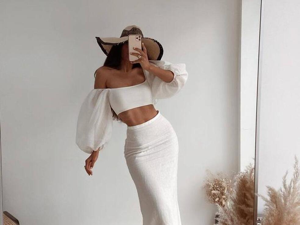 Falda de lino y top de punto: el total look blanco que ha enamorado a Instagram y con el que vas a triunfar esta temporada lo puedes comprar en Zara