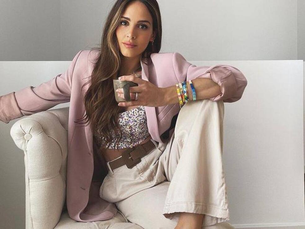 Estos pantalones de Mango han enamorado a las influencers porque son la mejor elección tanto si llueve como si sale el sol