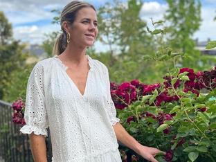 Vestido midi blanco y alpargatas cómodas con cuña: Amelia Bono se adelanta al verano con un look que quita años a los 40