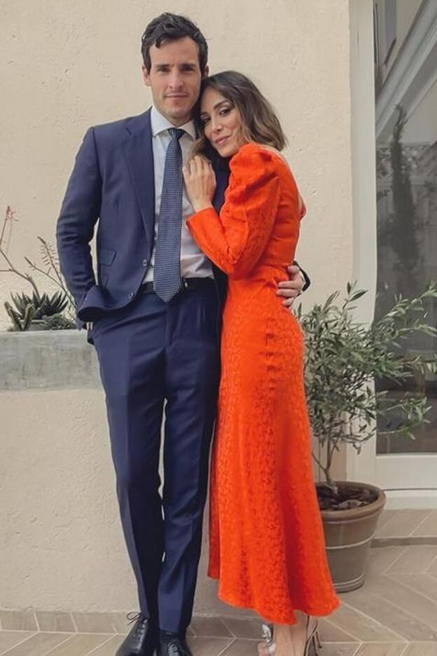 Tamara Falcó consigue el look de invitada más favorecedor de la primavera con este vestido midi rojo que estiliza y sienta igual de bien a los 20 y a los 40