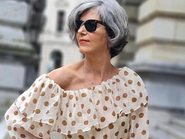 Vestido de lunares de Mango y bolso de Zara Kids, así es el look de primavera que rejuvenece a los 50 y que ha arrasado en Instagram