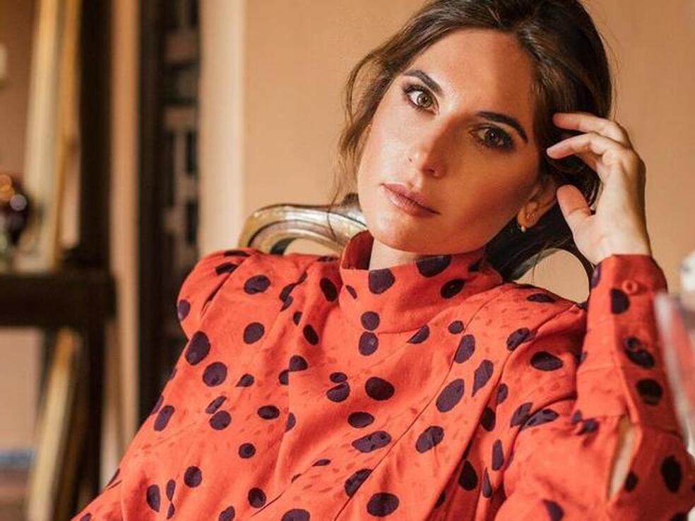 El vestido midi camisero de Zara que tiene Lourdes Montes queda de lujo con zapatillas y con él arrasarás en primavera y en verano