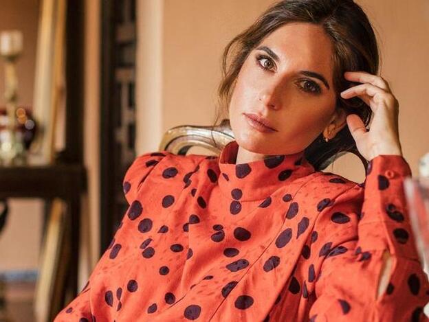 El vestido midi camisero de Zara que tiene Lourdes Montes queda de lujo con zapatillas y con él arrasarás en primavera y en verano