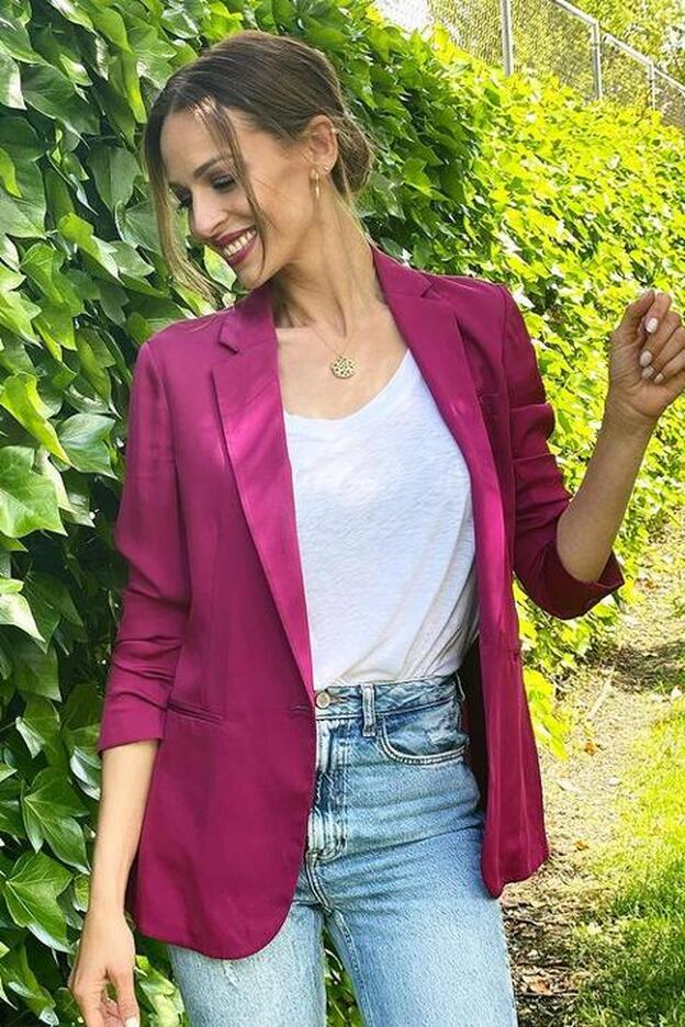 Dónde comprar (por menos de 30 euros) los vaqueros de Eva González que hacen tipazo tengas la talla y la edad que tengas