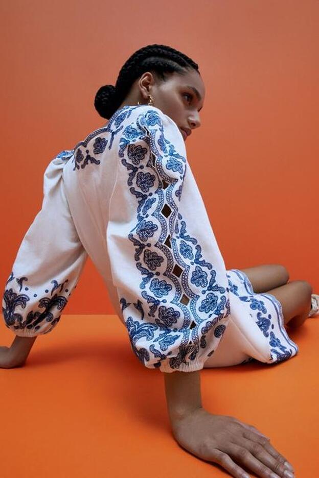 Blusa, bermudas o vestidos bordados de Uterqüe que son una auténtica joya y que sientan de maravilla con sandalias planas