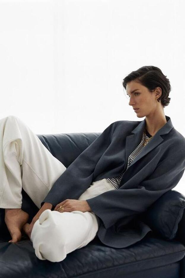 El traje con bermudas de Massimo Dutti que solo puedes comprar en su web y es ideal para los looks de oficina más calurosos