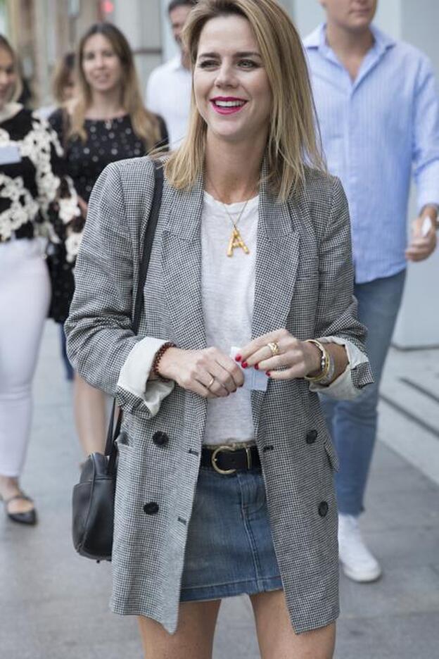 Conjunto de punto de Sfera y zapatillas cómodas: Amelia Bono lleva el total look que rejuvenece a los 40