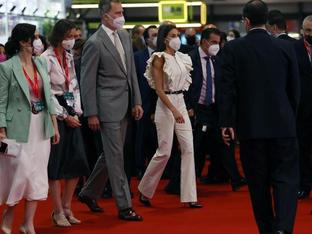 La Reina Letizia sorprende en FITUR con un look made in Spain espectacular que hace tipazo y tiene unas mangas con volantes que demuestran que los brazos son el nuevo escote