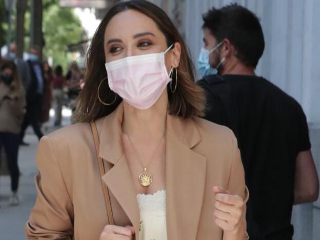 La blazer de Zara que pega con todo y un vestido largo, el look de Tamara Falcó cómodo, ponible y perfecto para llevar ahora