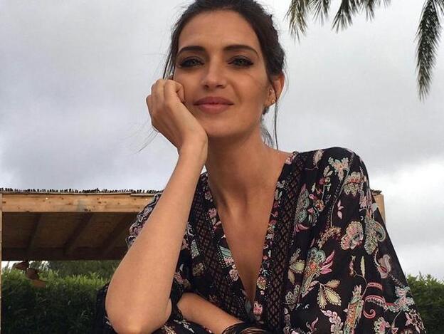 Sara Carbonero combina a la perfección los vaqueros anchos de Zara que mejor sientan con unas alpargatas cómodas de lujo que rejuvenecen y estilizan