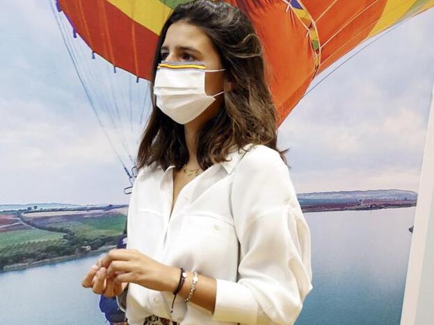 ¡Flechazo! Queremos el look de Cayetana Rivera con unos pantalones estampados muy favorecedores perfectos para primavera