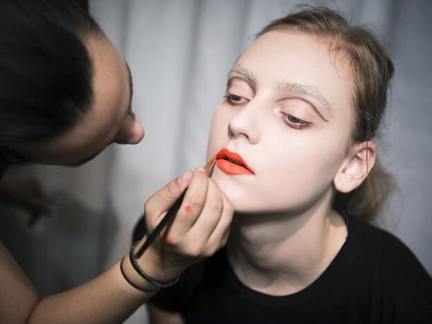 Cómo pintarte bien los labios: el último truco viral para no salirte de las comisuras que puedes probar ya mismo en casa