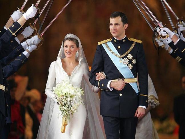 Todos los detalles sorprendetes (y los significados ocultos) que no vimos en el vestido de novia de doña Letizia en su boda con el Príncipe Felipe hace 17 años