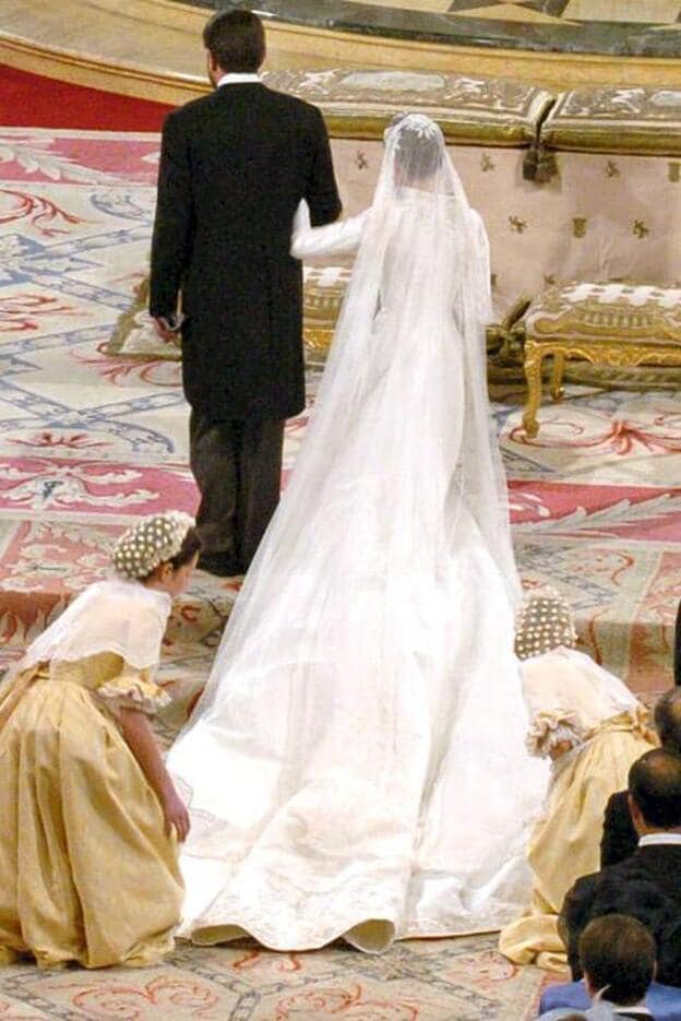 Todos los detalles sorprendetes (y los significados ocultos) que no vimos  en el vestido de novia de doña Letizia en su boda con el Príncipe Felipe  hace 17 años | Mujer Hoy
