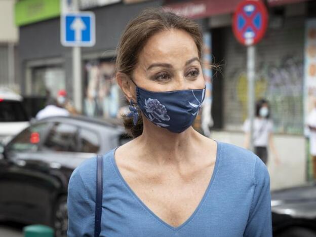 Unas sandalias de cuña de esparto comodísimas, el truco rejuvenecedor de este look tan ponible de Isabel Preysler