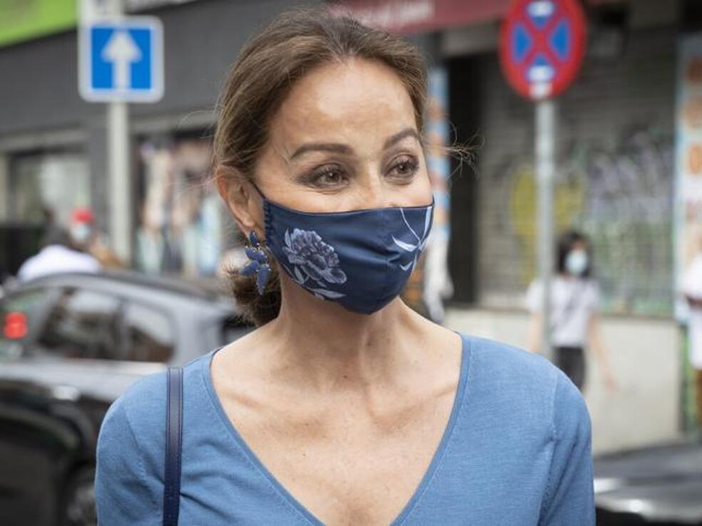 Unas sandalias de cuña de esparto comodísimas, el truco rejuvenecedor de este look tan ponible de Isabel Preysler