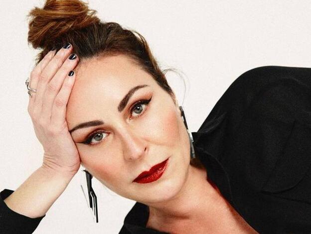 Las famosas e influencers apuestan por el moño alto porque es el peinado perfecto para lograr un efecto lifting rejuvenecedor