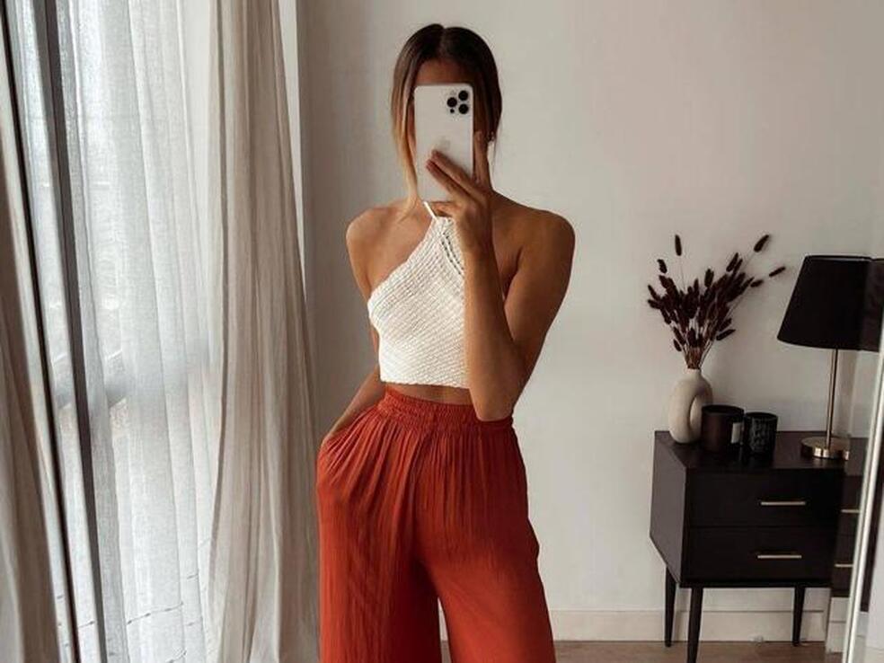 Pantalón fluido y top de estilo croché: este es el rejuvenecedor conjunto que hace tipazo y con el que triunfarás este verano