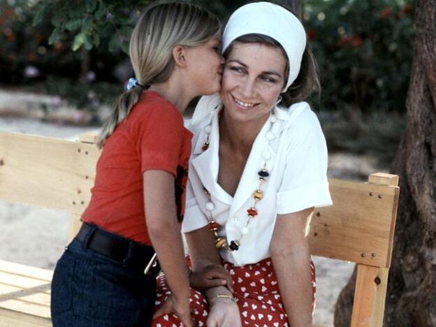 El perfume favorito de la reina Sofía es un clásico que huele a flores y cuesta menos de 60 euros