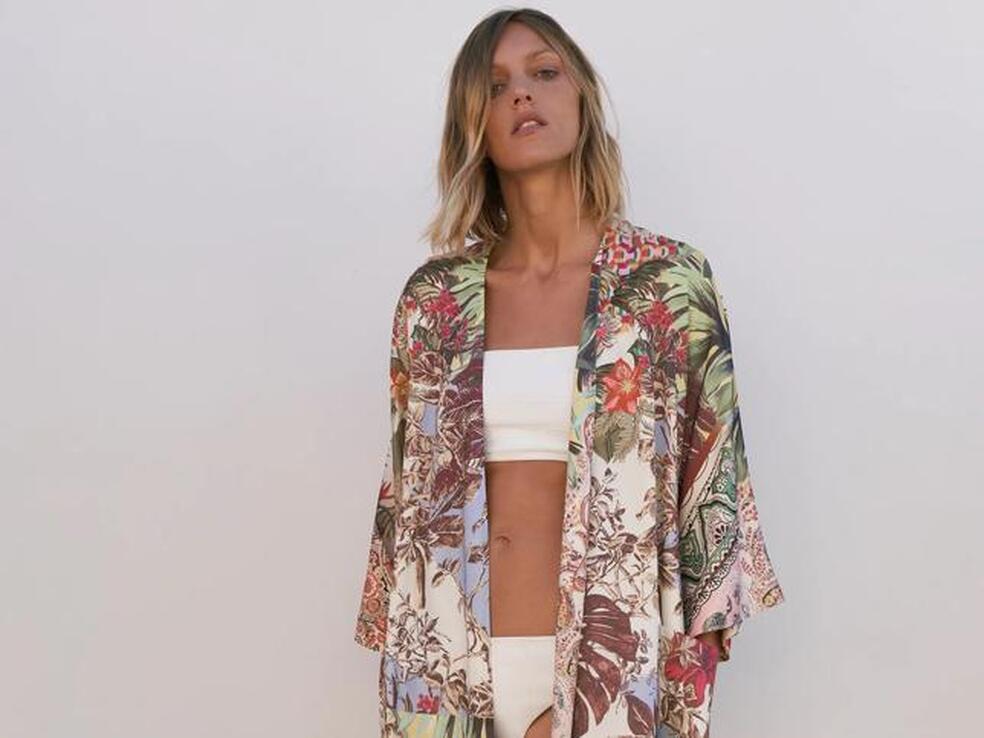 Este colorido y favorecedor kimono de Zara acaba de aterrizar en las tiendas y promete agotarse rápidamente