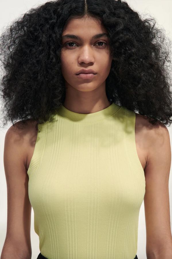 Que no te falte de nada: 7 camisetas de Zara que te van a solucionar más de un look, vienen en varios colores y cuestan menos de 8 euros