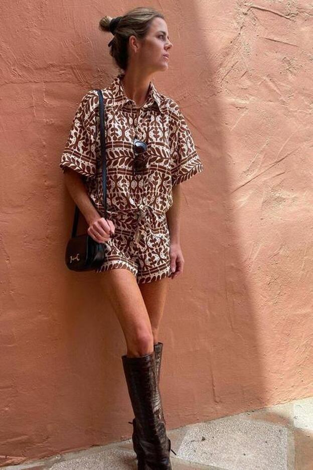 Camisa y shorts estampados, el primaveral conjunto de Amelia Bono que puedes comprar en Zara y que estiliza a más no poder