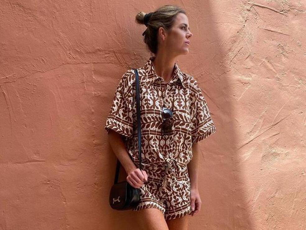 Camisa y shorts estampados, el primaveral conjunto de Amelia Bono que puedes comprar en Zara y que estiliza a más no poder