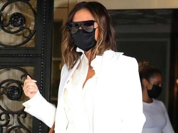 Victoria Beckham confirma con estos pantalones flare (que puedes copiar en el low cost) que es el corte que más rejuvence y que mejor sienta