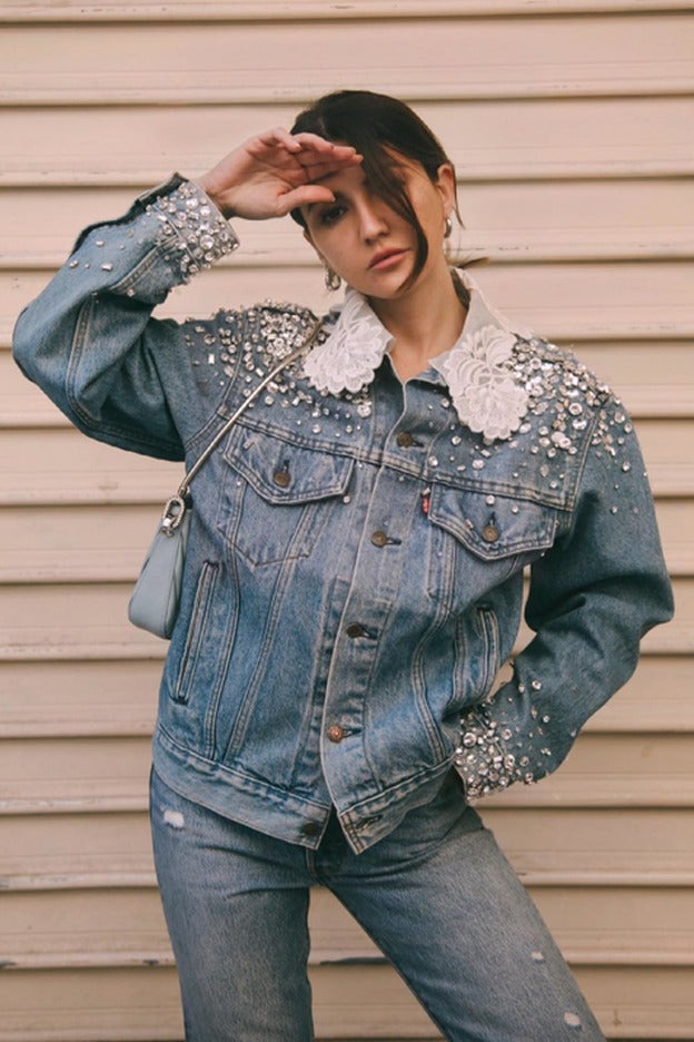 Una idea genial para customizar tu vieja cazadora vaquera: solo necesitas pedrería y un cuello bobo para que parezca nueva (y de lujo)