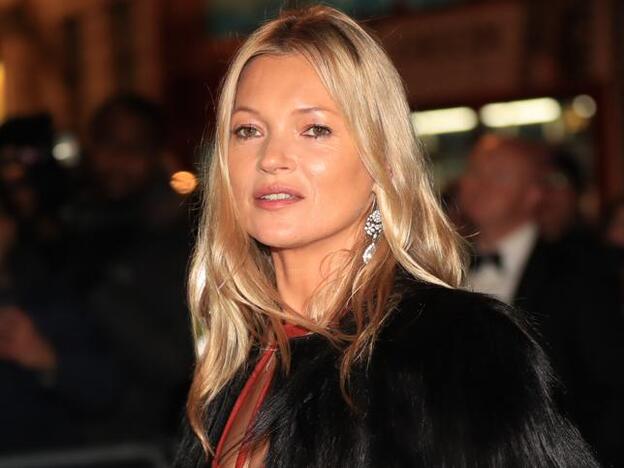 El corte de pelo long bob con flequillo que rejuvenece y sienta bien a todos los rostros lo tiene Kate Moss y es ideal para cambiar de look este verano