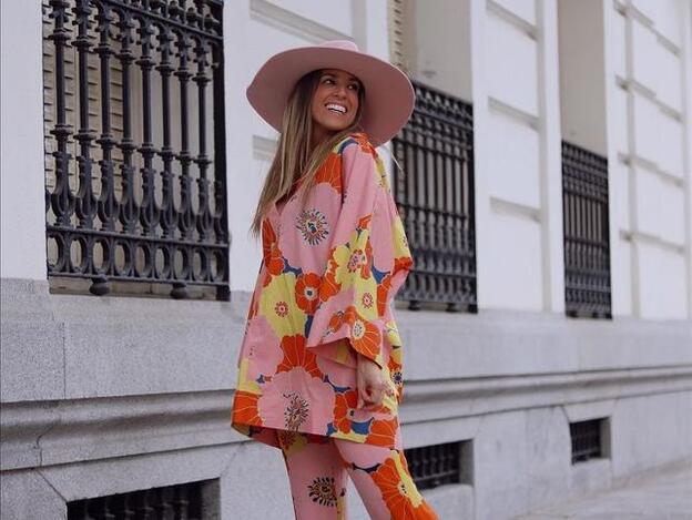 Los pantalones flare estampados de Bershka que son un éxito en ventas por lo mucho que favorecen