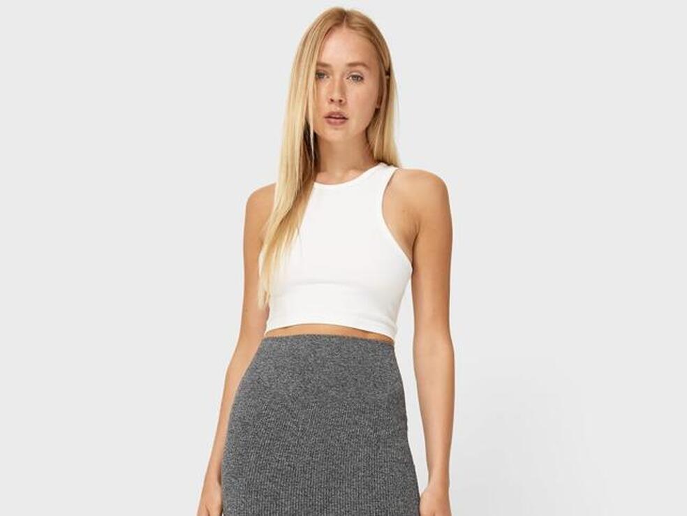 Barata, cómoda y favorecedora: la falda de punto de Stradivarius que es perfecta para tus looks de oficina y tus tops blancos