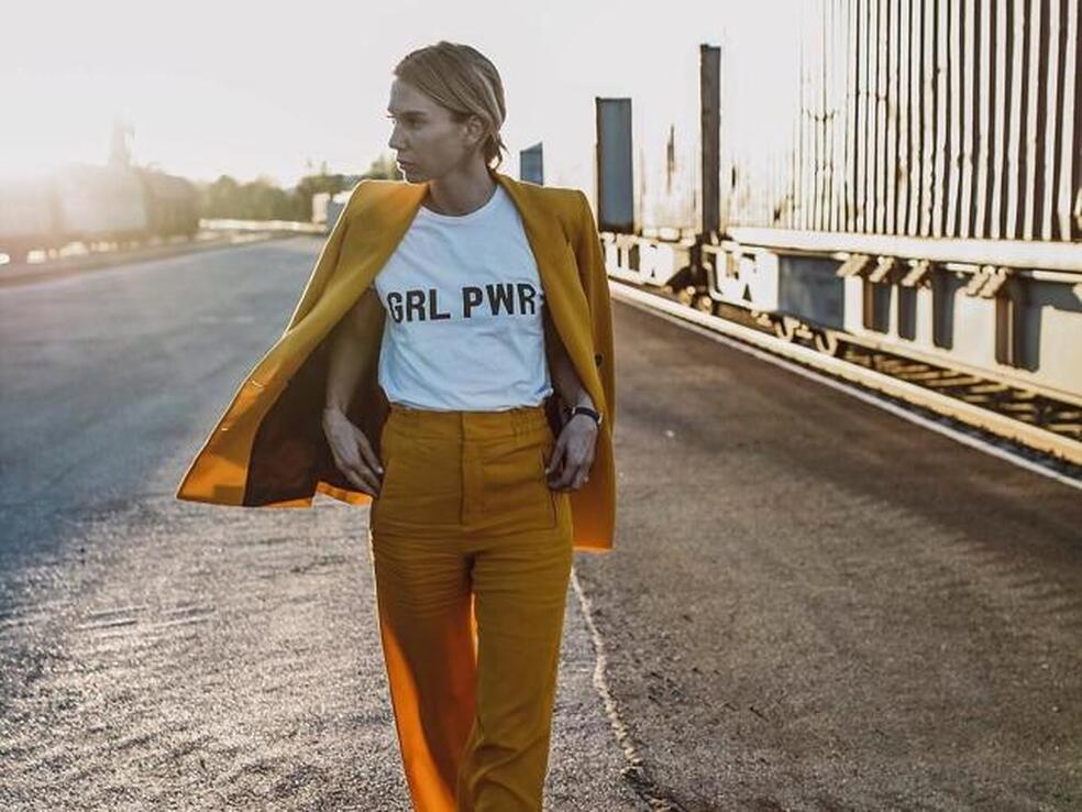 Las dos camisetas más vendidas de Mango cuestan menos de 16 euros y sientan genial con vaqueros y sandalias