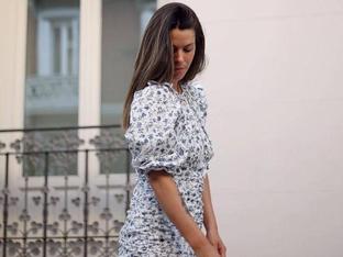 El vestido estampado que ha enamorado a Laura Matamoros es de una firma made in Spain, favorece muchísimo (y tenemos alternativas súper bonitas)