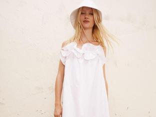Blanco o con un precioso estampado floral: el vestido corto más original y bonito del momento es este tan barato de H&M