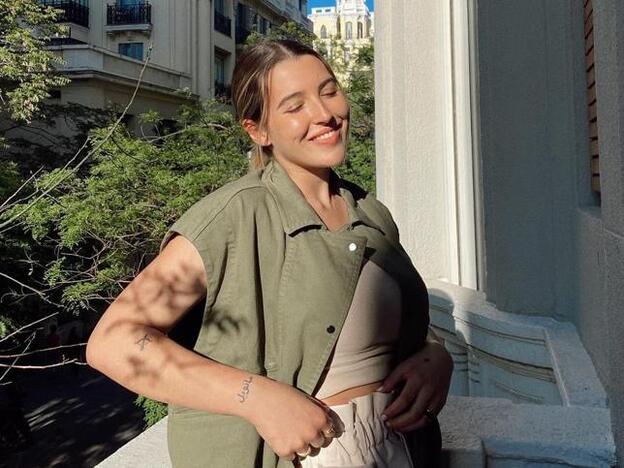 El vestido midi negro más bonito es este de Zara que ha llevado Alba Díaz y que tiene un escote muy favorecedor