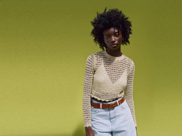 Nuestro jersey de punto fino favorito está en Zara, cuesta menos de 20 euros y queda genial con vaqueros y bailarinas