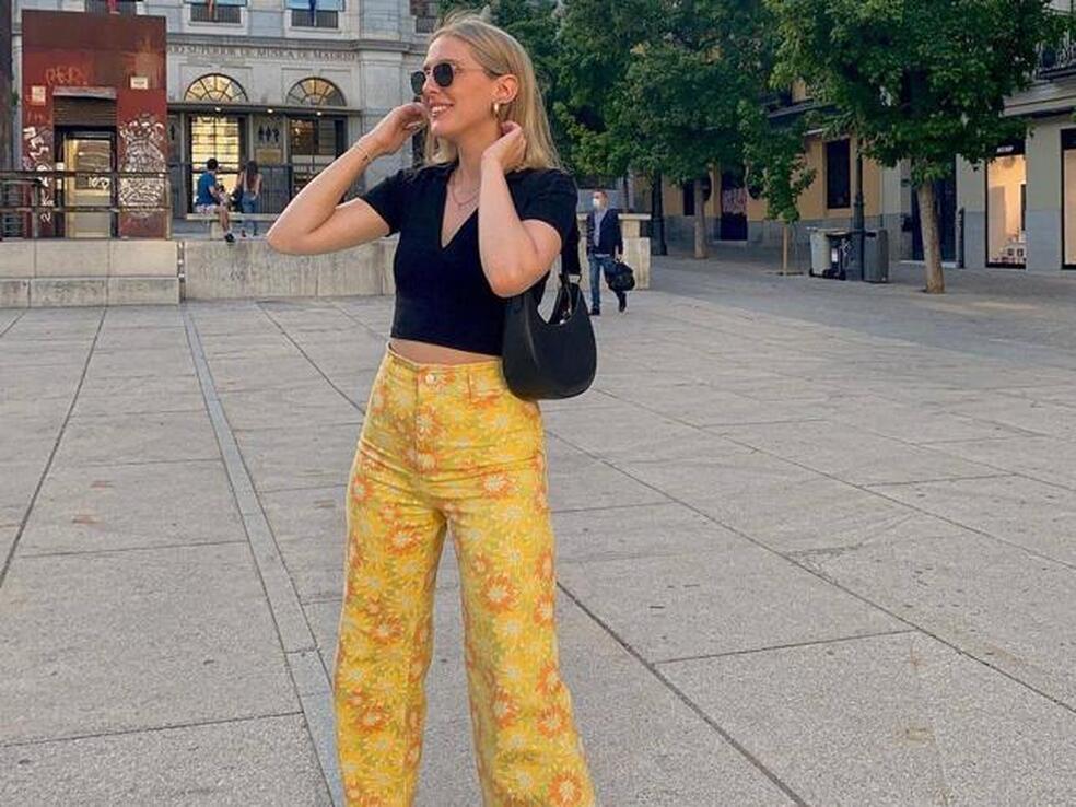 Estos pantalones flare vaqueros con estampado de flores estilo años 70 son la mejor compra del día porque favorecen y estilizan muchísimo