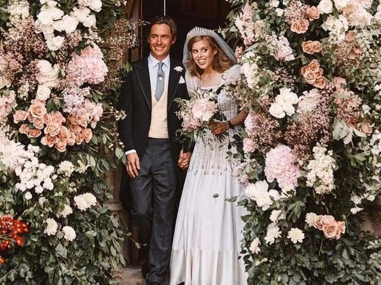 La boda se celebró el 17 de julio de 2020, en la capilla de Todos los Santos del Palacio de Windsor, ante veinte personas. Pincha para ver los vestidos de novia más impresionates de la realeza./Gtres