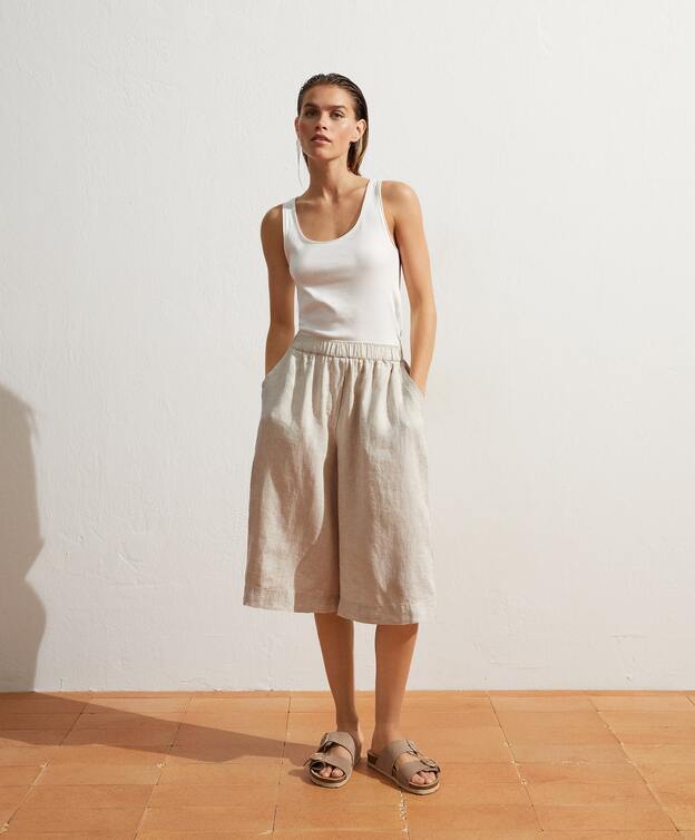 Confeccionado en lino, disponible en tres colores y por menos de 30 euros: este culotte falda pantalón de Oysho promete ser el rey de nuestros estilismos este verano