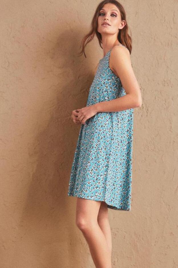 Lefties vuelve a sorprendernos con este vestido corto, colorido y fresquito, disponible en cuatro colores y por menos de 7 euros