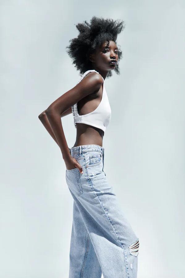 Canalé, de punto o con bordado inglés: 11 tops blancos que vas a combinar con todo esta temporada