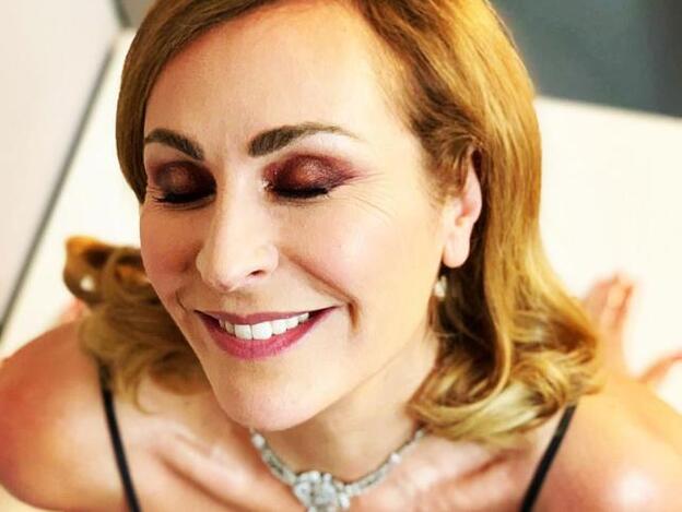 El vestido verde de Zara más vendido es este midi que ha llevado Ana Milán y que es el favorito de famosas e influencers