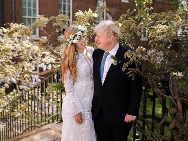Alquilado por 50 euros y de estilo boho: el peculiar vestido de novia de  Carrie Symonds (la ya esposa de Boris Johnson y nueva primera dama de Reino  Unido) en su boda