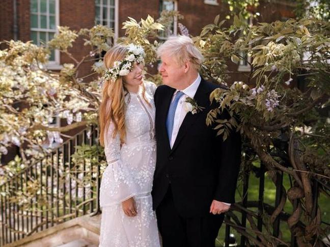 Alquilado por 50 euros y de estilo boho: el peculiar vestido de novia de Carrie Symonds (la ya esposa de Boris Johnson y nueva primera dama de Reino Unido) en su boda sorpresa y secreta