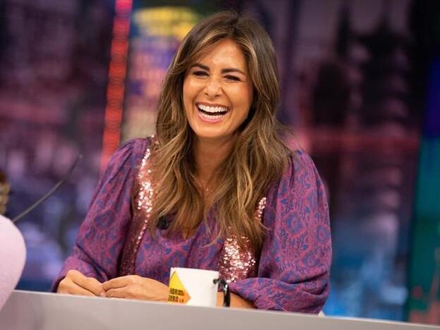 Nuria Roca se apunta a la moda de la sandalias cómodas con estas negras y planas que pegan con todo y que rejuvenecen