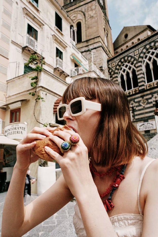 El zapato, el bolso, las gafas: han llegado a Zara los tres accesorios que actualizan todo tu armario de verano