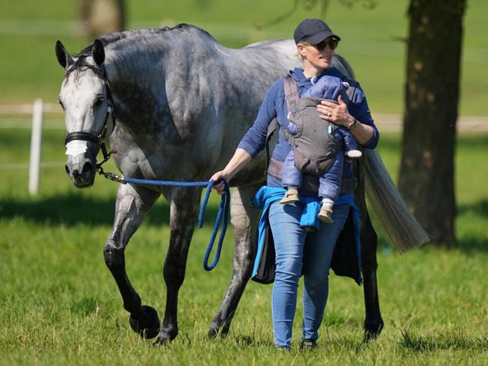 Zara Tindall, la hija de la princesa Ana de Inglaterra capaz de pasear con su recién nacido por un torneo de hípica, presumir de piercing ante Carlos de Inglaterra, ser medallista olímpica... y dar a luz en el cuarto de baño de su casa